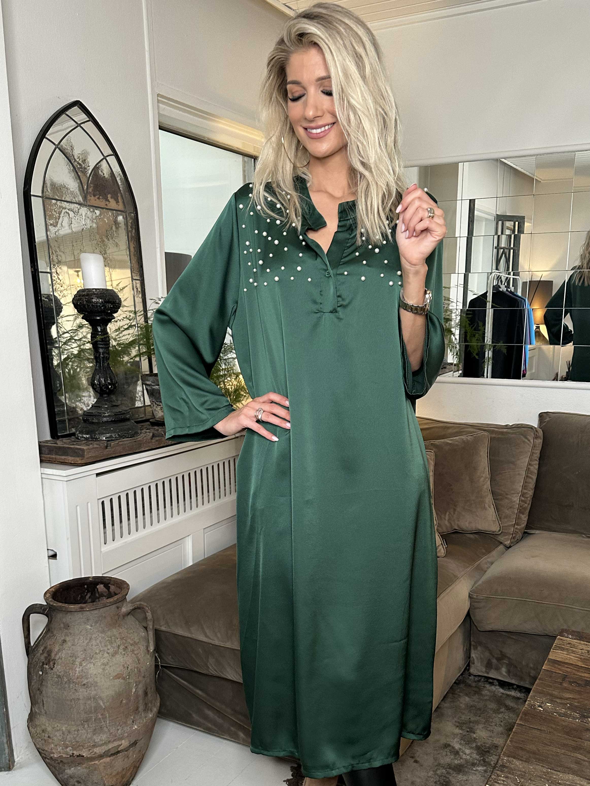 Emilia - Klänning i silkelook med lös passform och vita pärlor